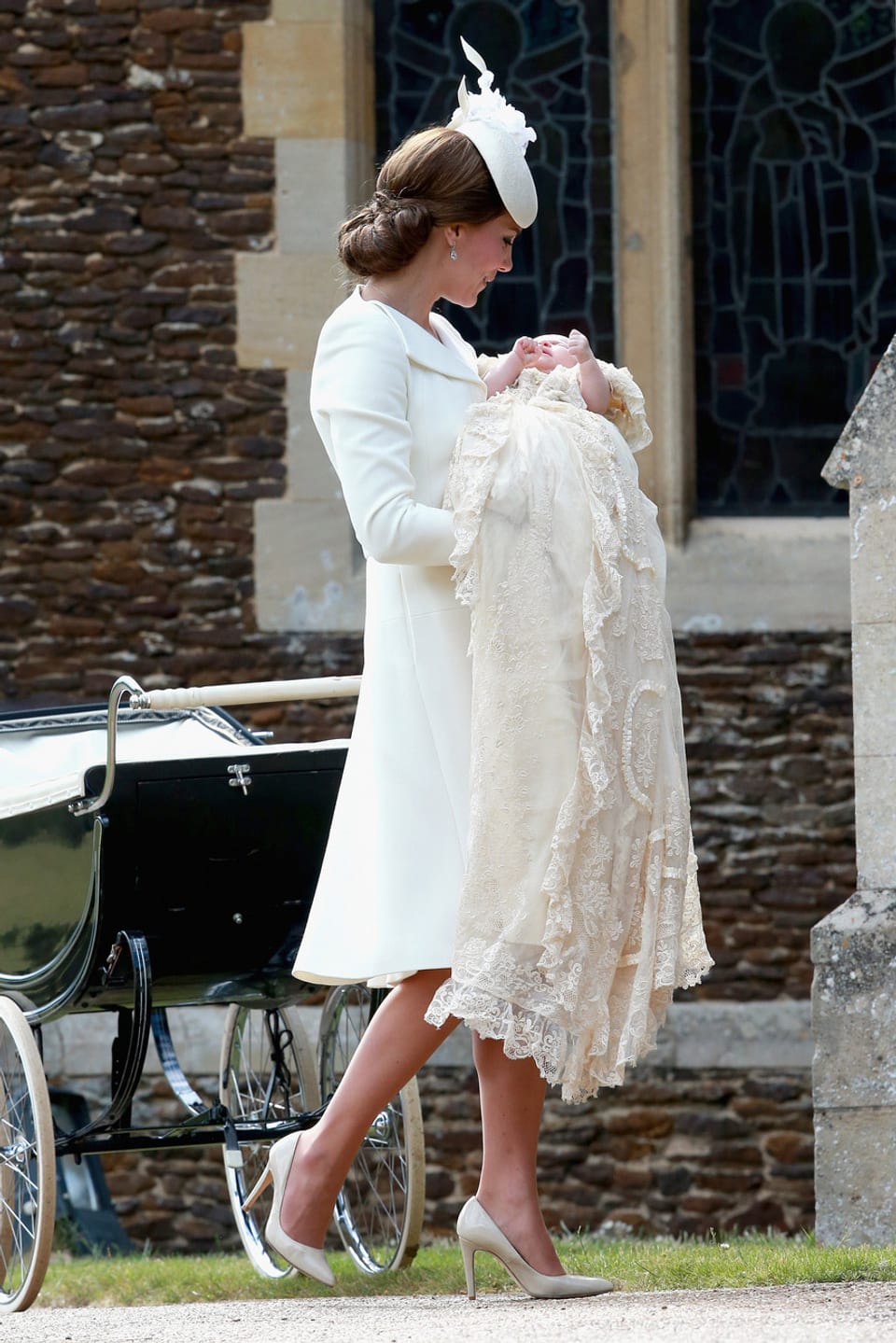 Kate mit Baby in Armen.