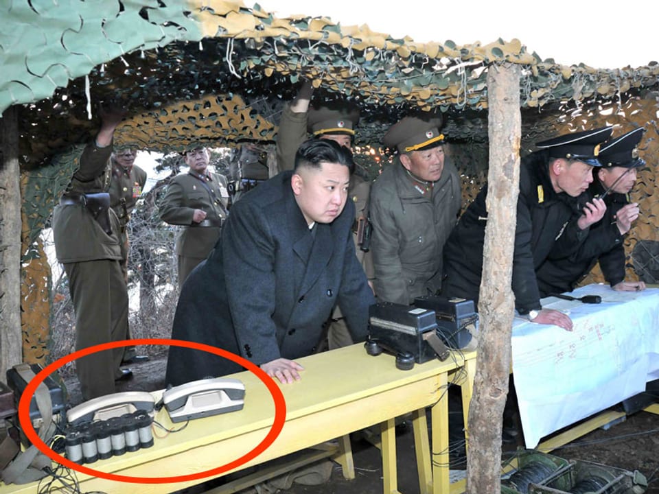 Kim Jong Un in einem Kommando-Unterstand, daneben zwei Tritel-Telefone aus der Schweiz.