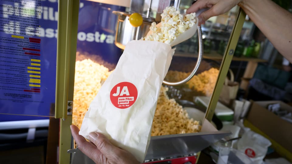 Eine Frau macht Popcorn, im Hauptquartier des «Ja-Komitees» zur Änderung des Filmgesetzes (Lex Netflix), 2022 in Bern.