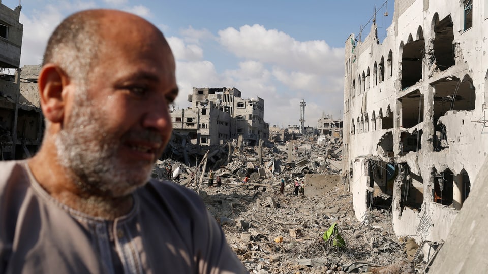 Ein Mann weint vor zerstörten Häusern im Gazastreifen.