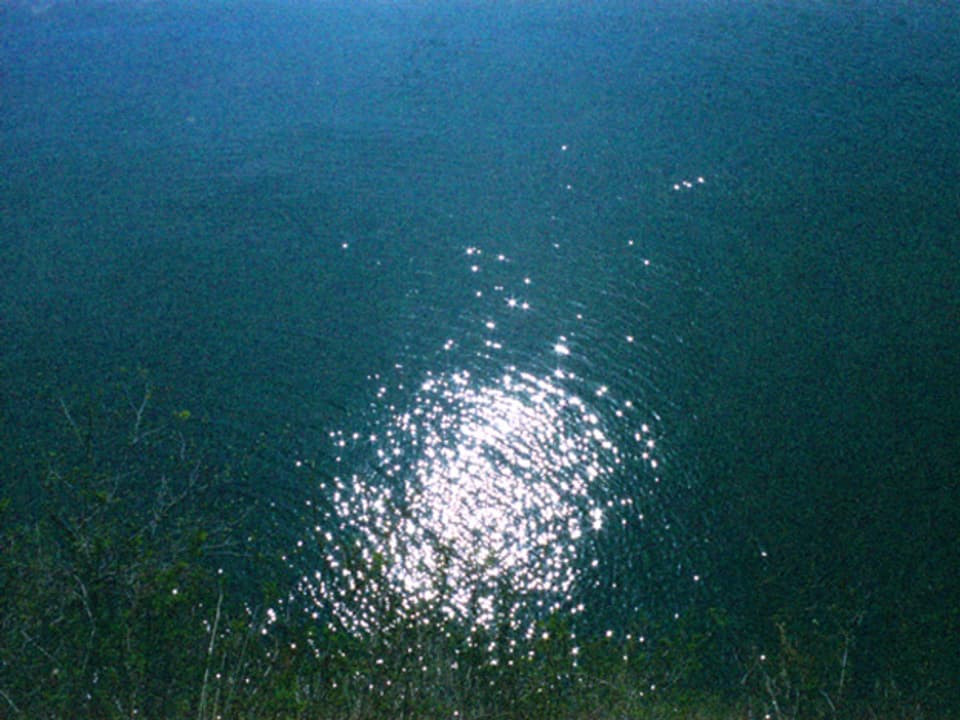 Blaues Wasser von oben fotografiert, Licht das im Wasser spiegelt.