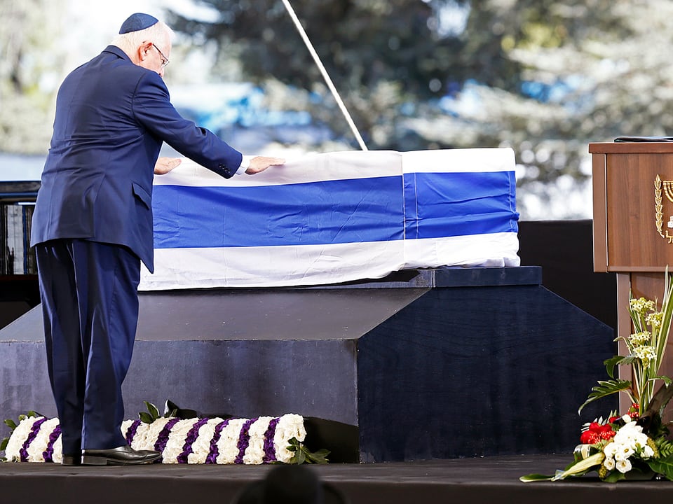 Israels Präsident Reuven Rivlin am Sarg des verstorbenen Shimon Peres