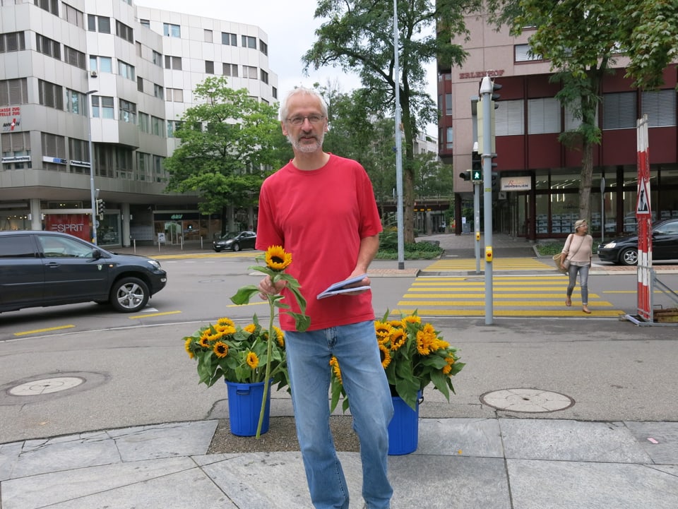 Stefan Hodel der Alternativen - die Grünen hat sich beim Einkaufszentrum postiert. 