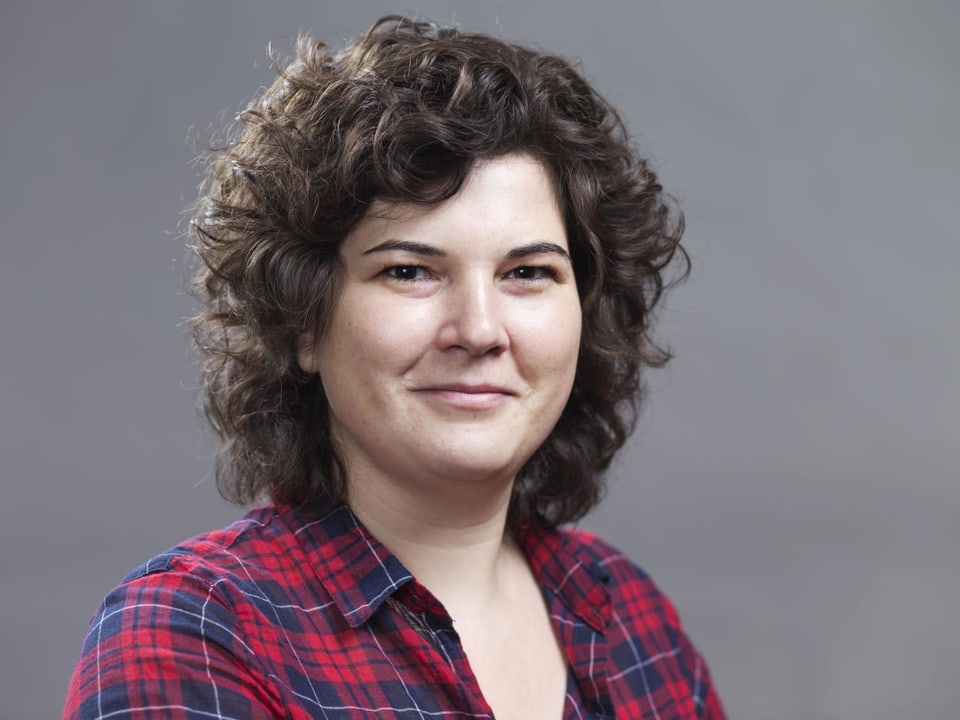 Porträt von Korintha Bärtsch, die für die Grünen um einen Sitz in der Luzerner Kantonsregierung kandidideren will.