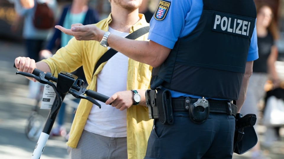 Deutscher Polizist spricht mit Passanten