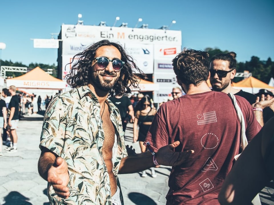 Festivalbesucher mit langen Haaren am Heitere Open Air