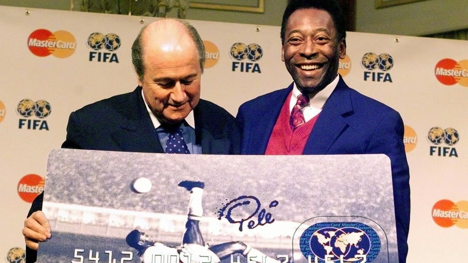 Sepp Blatter und Pelé präsentieren eine übergrosse Kreditkarte.