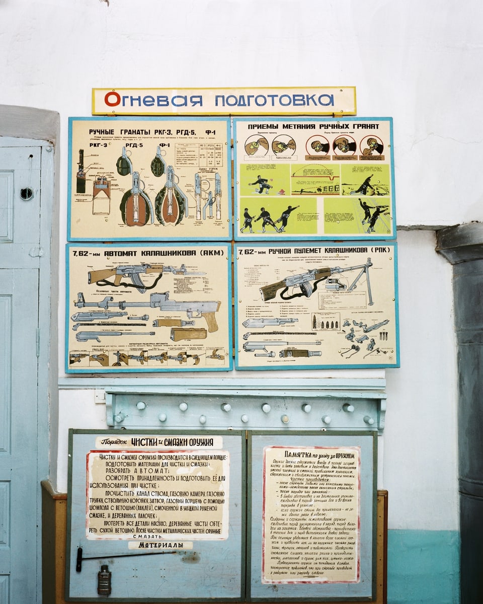Tafeln an einer Wand erklären verschiedene Gewehre und Handgranaten.