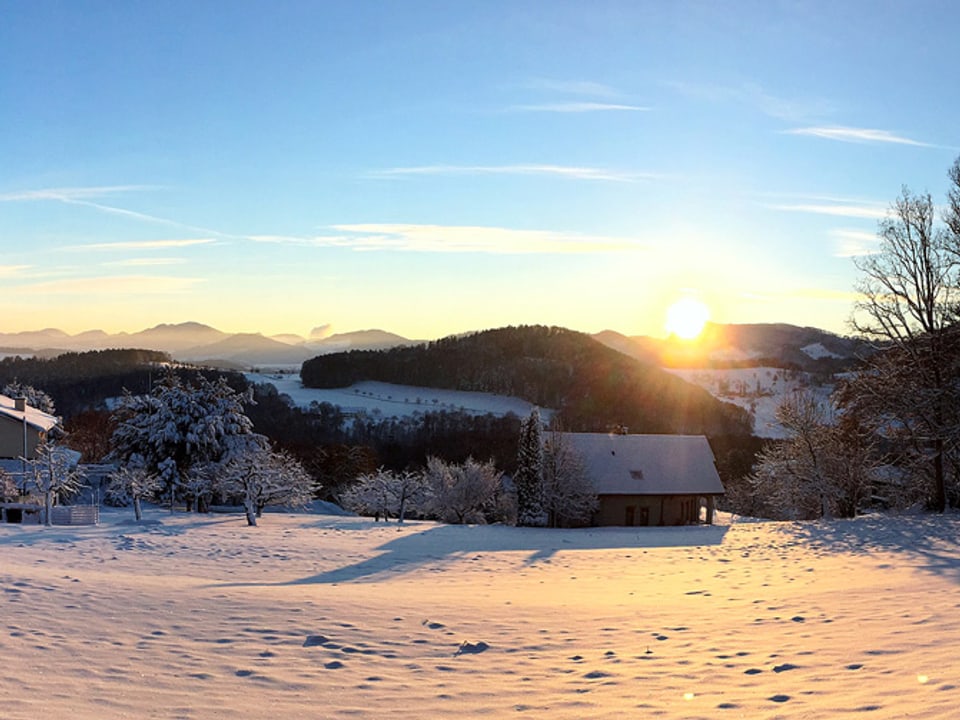 Winterlandschaft mit Schnee und Sonne.