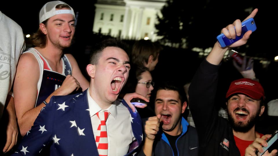 Junge Supporter von Donald Trump jubeln.