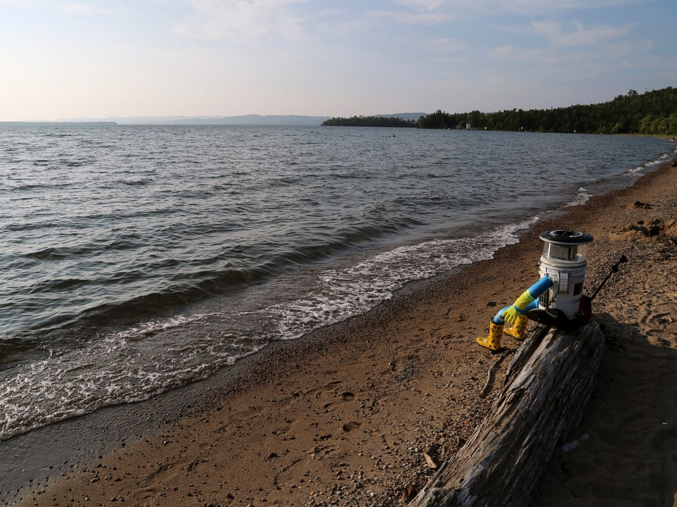 Der Hitchbot schaut auf den Lake Superior.
