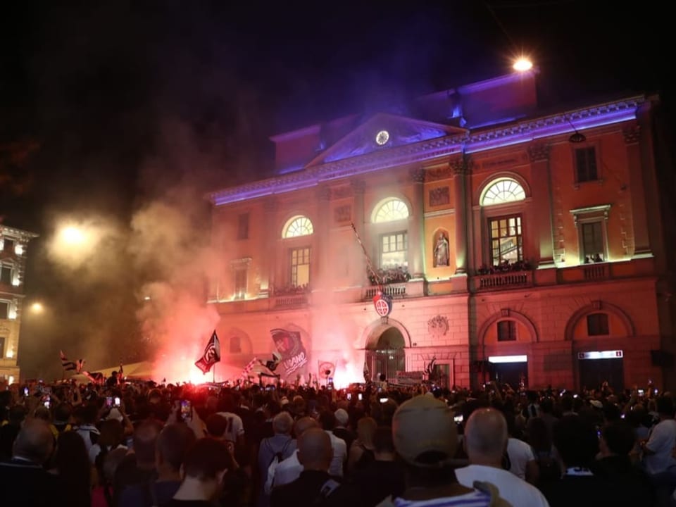 Die Lugano-Spieler feiern auf dem Rathausplatz mit den Fans.