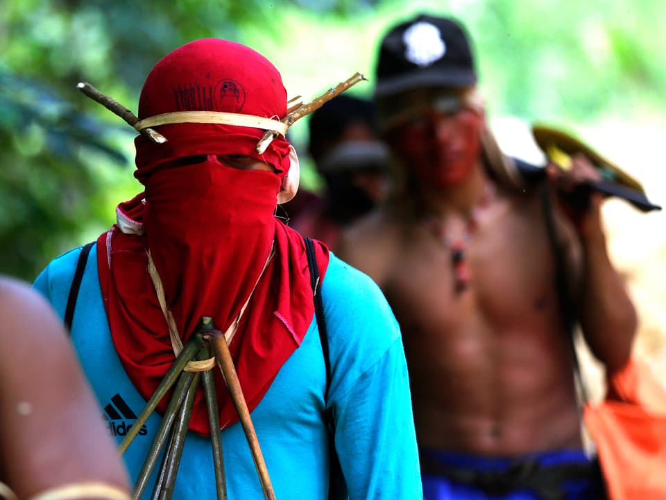Krieger der Ka’apor-Indianer im brasilianischen Bundesstaat Maranhão auf dem Weg zu einem Wilderer-Camp.