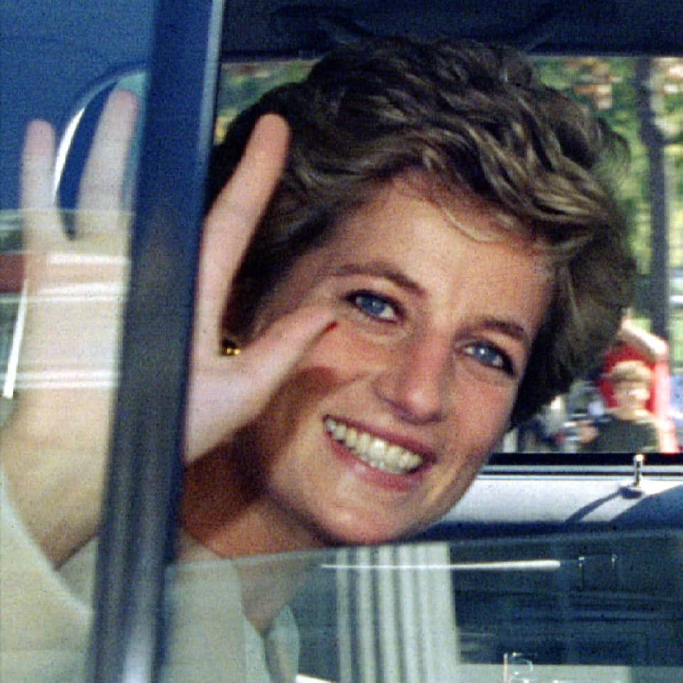 Lady Diana aus einem Auto schauend, lächelnd am Winken. 