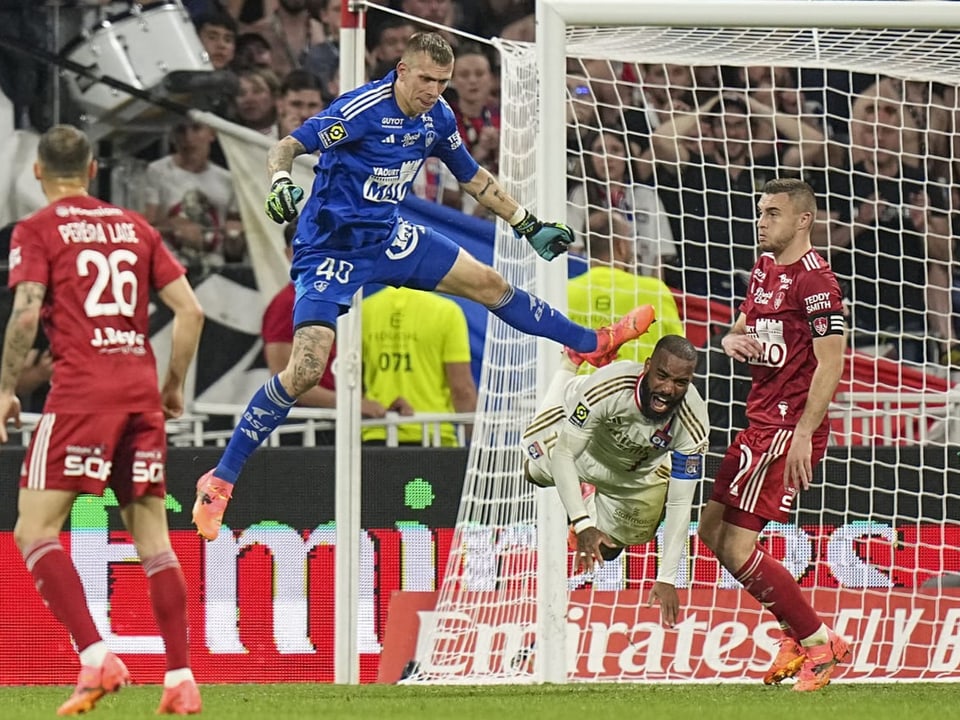 Brest-Goalie Marco Bizot streckt Lyon-Captain Alexandre Lacazette in der Luft mit dem Fuss nieder
