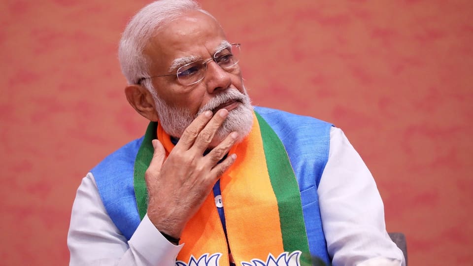 Der indische Premierminister mit einem farbigen Schal