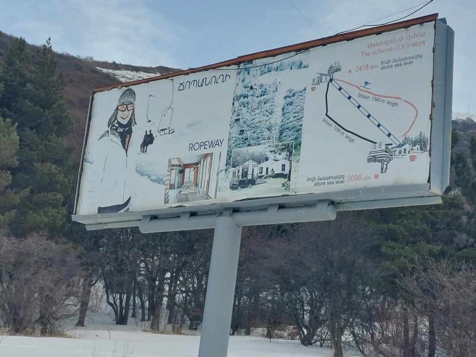 Eine Werbetafel des kleinen Skigebiets.