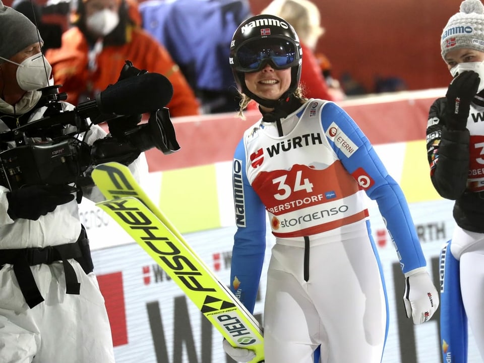 Skispringerin Maren Lundby jubelt