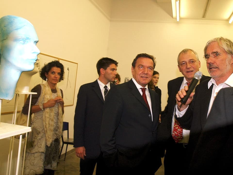 Politiker an einer Eröffnung einer Ausstellung in einer kleinen Zürcher Galerie.