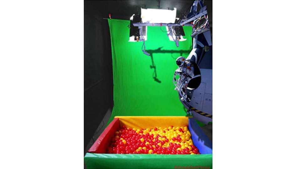 In dieser Bildmontage springt Extremsportler Felix Baumgartner im Raumanzug in ein Bällebad.