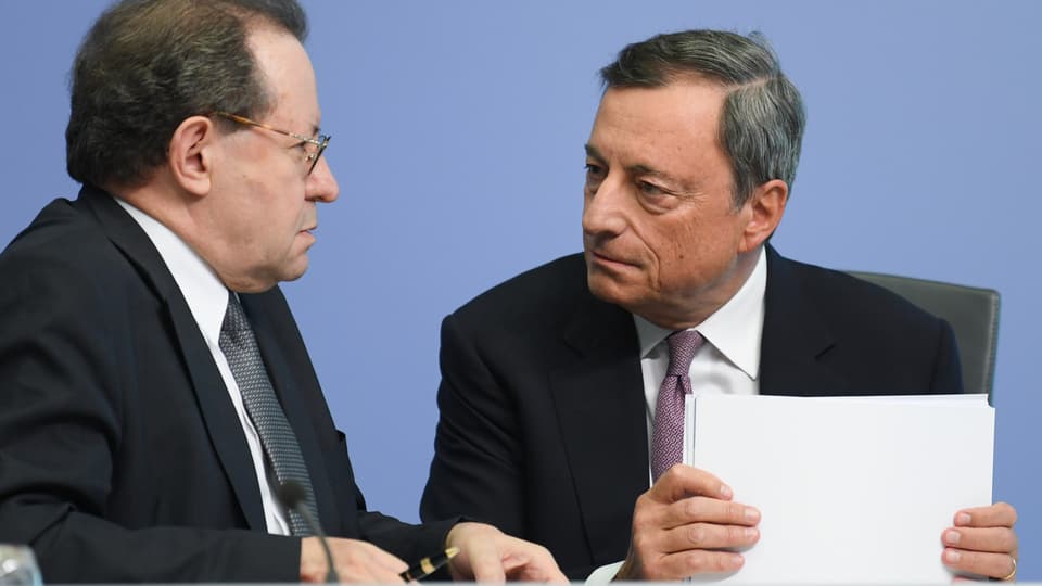 Draghi (rechts) und sein Stellvertreter Vitor Constancio bei der Medienkonferenz.