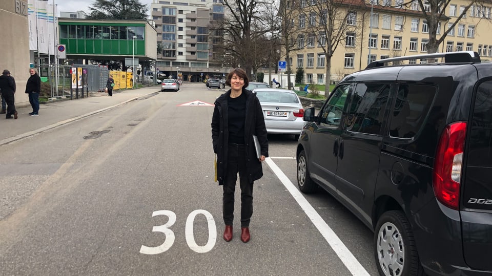 Dorothea Schaffner steht inmitten einer Strasse, die mit Tempo 30 signalisiert ist. 