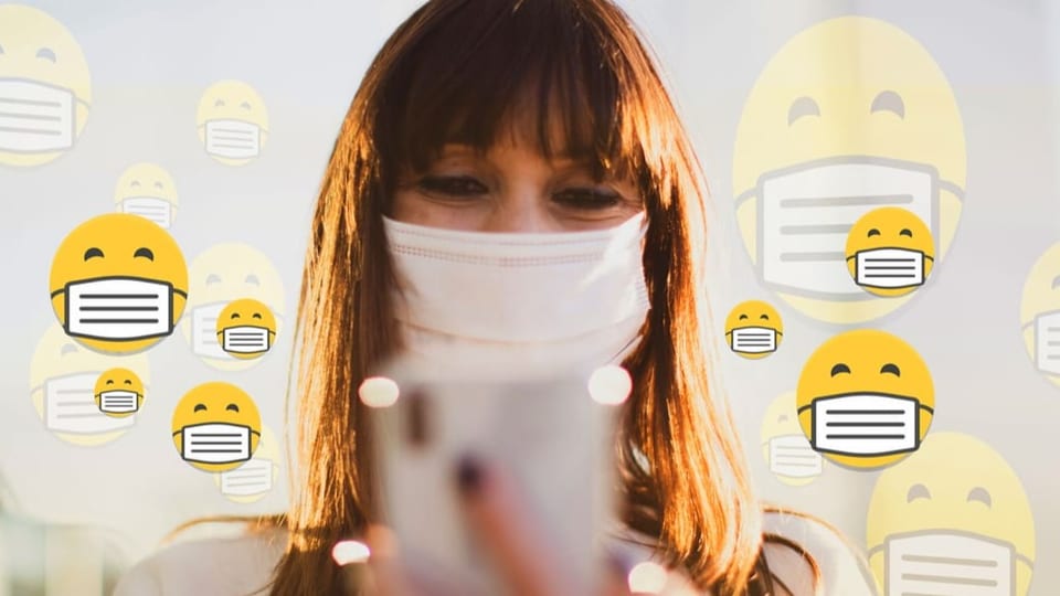 Eine Frau mit Maske im Gesicht tippt auf ihrem Smartphone, daneben sind in der Luft zahlreiche Masken-Smileys zu sehen.