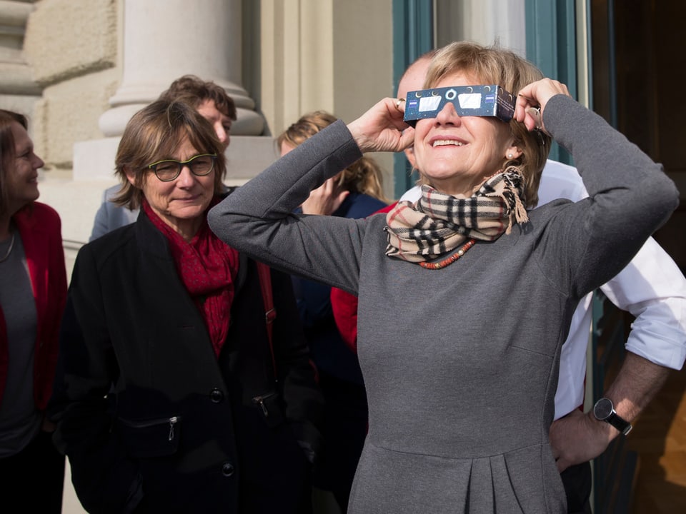 SP-Nationalrätin Susanne Leutenegger Oberholzer verfolgt die Sonnenfinsternis mit Schutzbrille.