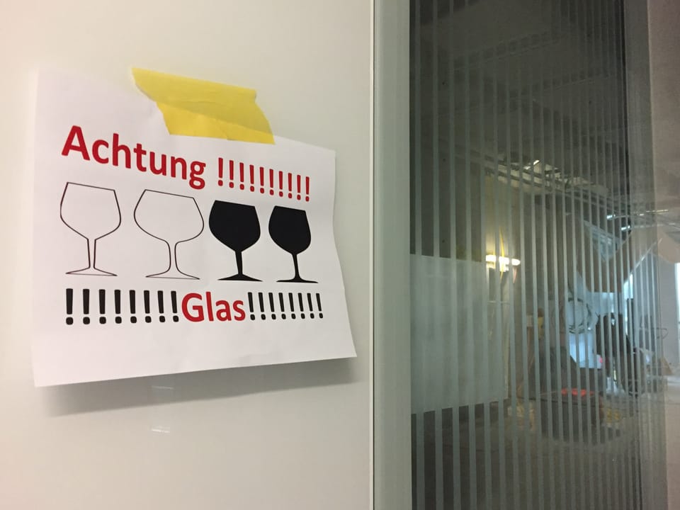 Schild mit Aufschrift "Achtung Glas"