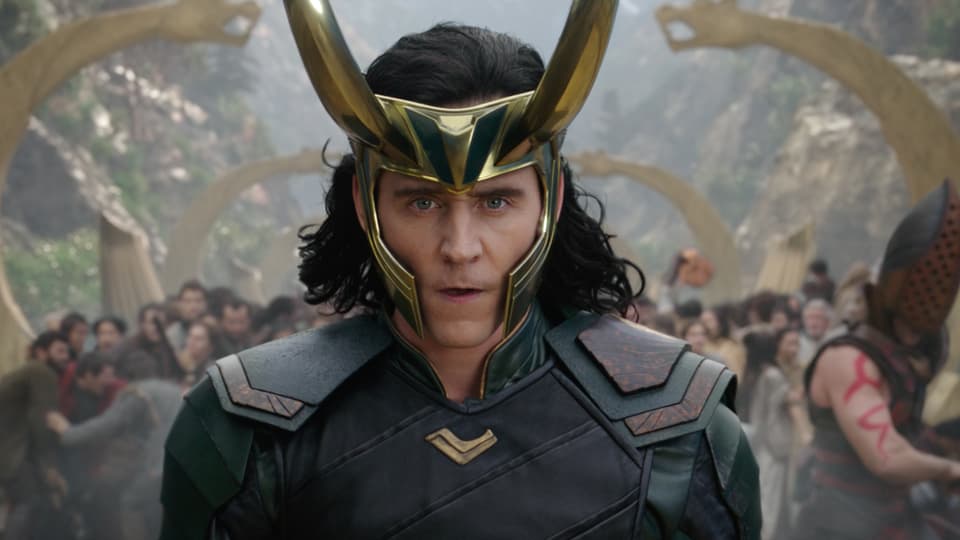 Loki (Tom Hiddleston) blickt direkt in die Kamera.