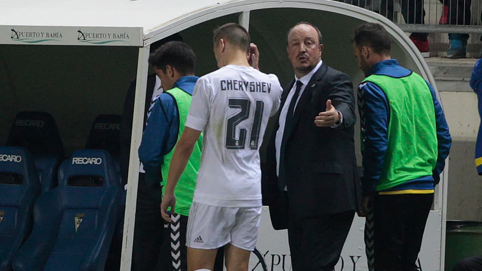 Rafael Benitez nimmt Denis Tscheryschew vom Platz.