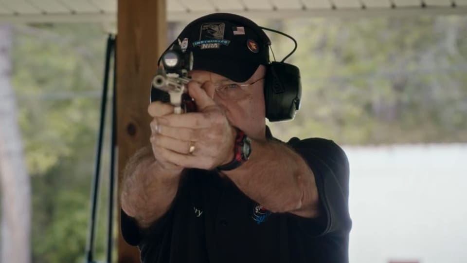 Terry Marksberry mit Pistole beim Schiesstraining