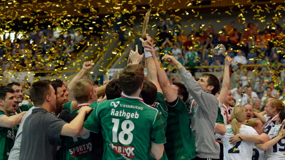Wacker Thun feiert den Schweizer Cup-Sieg 2013 gegen Kadetten Schaffhausen