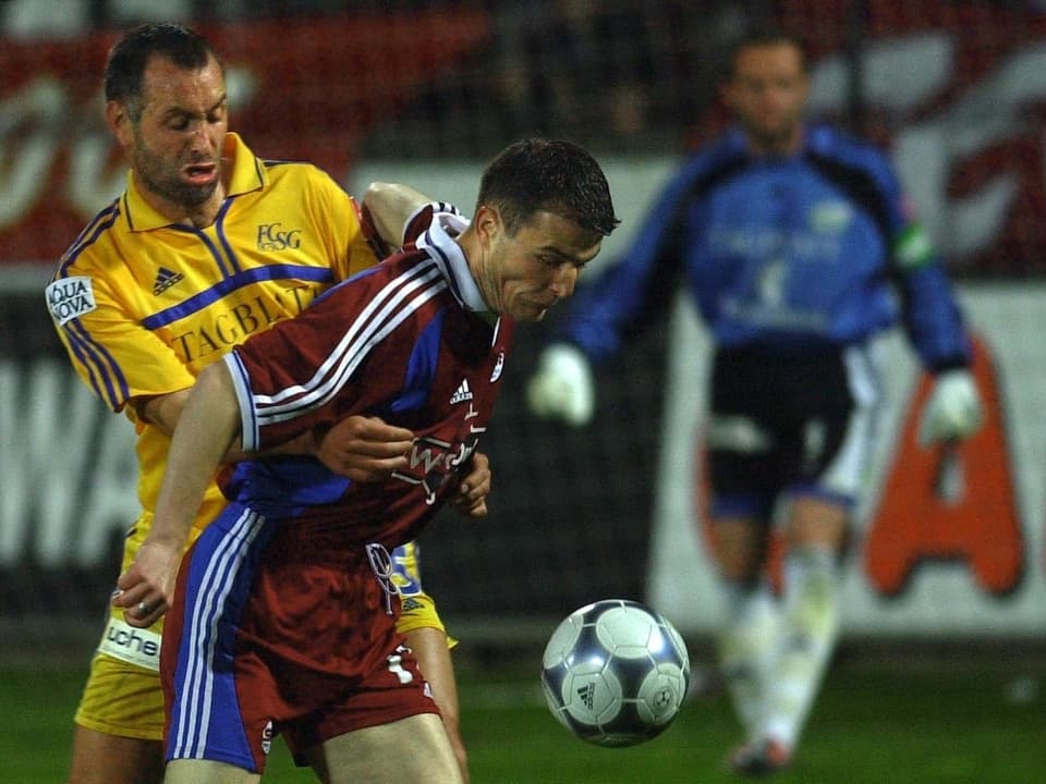 St. Gallens Marco Zwyssig (links) duelliert sich 2001 mit Torschütze Alex Frei. Im Hintergrund schaut FCSG-Keeper Jörg Stiel zu.