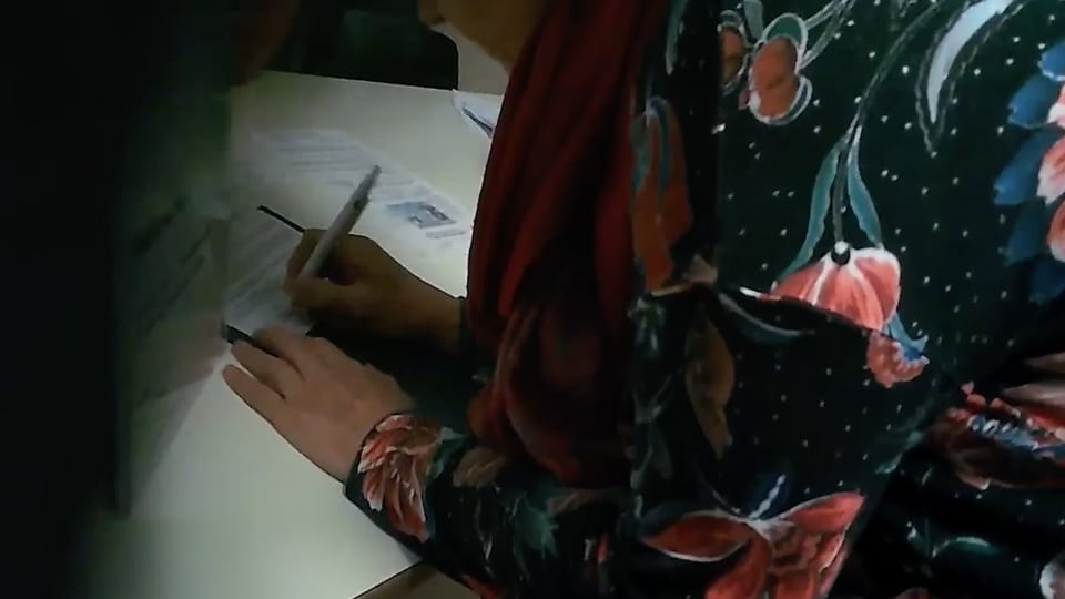 Frau unterzeichnet ein Formular