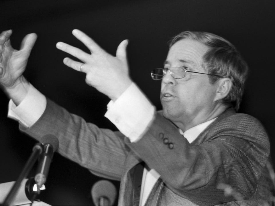 Politiker Christoph Blocher hält 1990 eine Rede. 