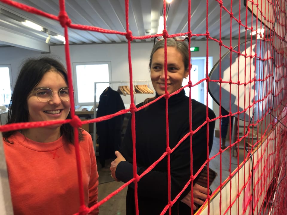 Zwei Frauen hinter einem Netz