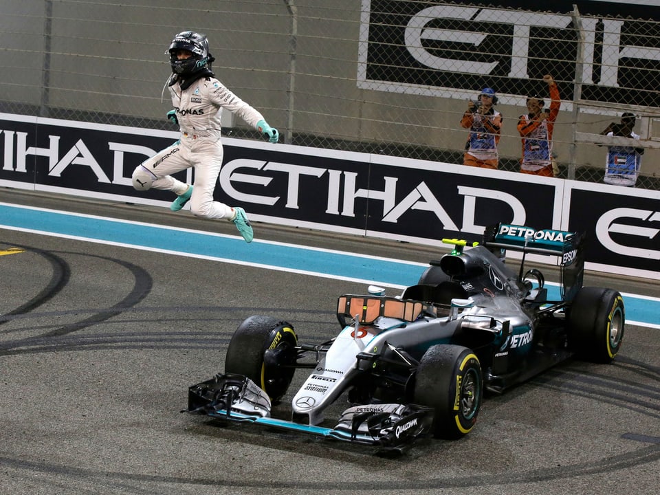Nico Rosberg springt aus seinem Auto.