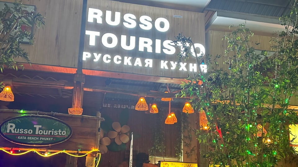 Lokal mit der Aufschrift «Russo Touristo», darunter kyrillische Buchstaben