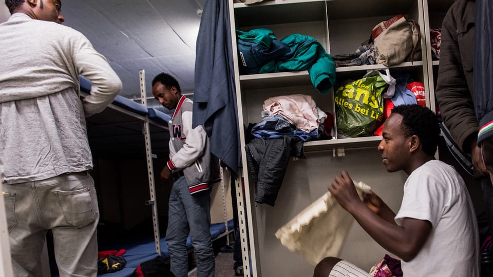 Eritreische Asylsuchende in der Zivilschutzanlage in Lumino (TI).