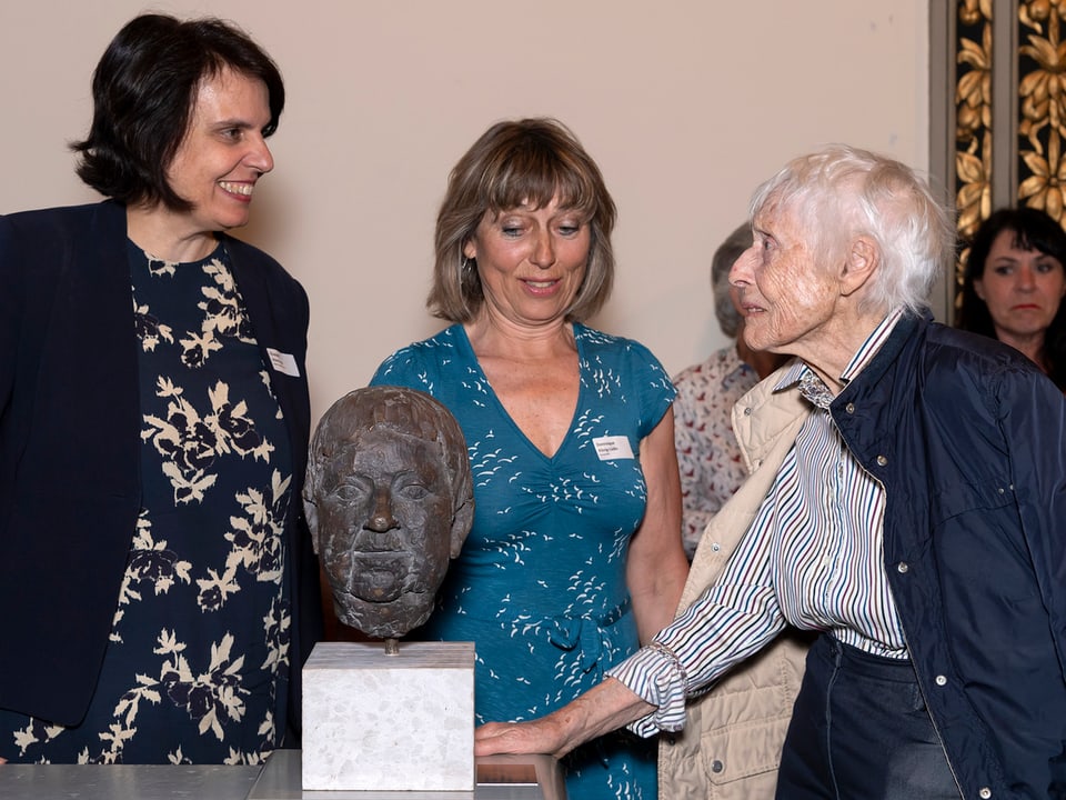 Die Bildhauerin Helen Balmer (rechts) schuf ein Bronzeportrait der ersten Grossratspräsidentin Gertrud Spiess (CVP).