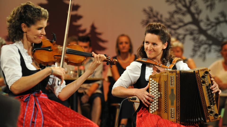 Die Hoameligen am Musizieren. Im Bild Geigerin Claudia Heis und Akkordeonistin Barbara Schreier.