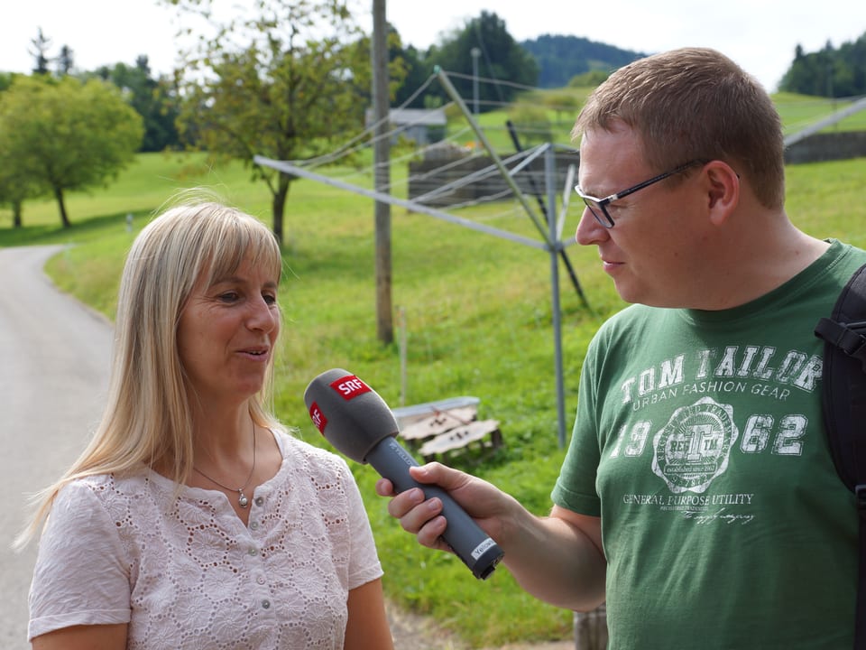 SRF Reporter Sämi Studer interviewt Cäcilia Wohlgensinger.