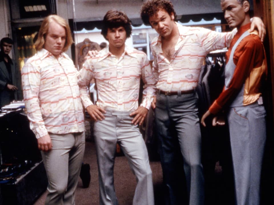 Hoffman mit Wahlberg und Rilley in identischer Kleidung.