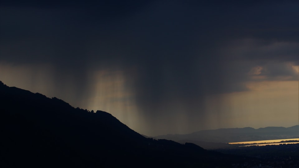 Mystisches Bild mit einem Blick auf eine Gewitterwolke, die sich gerade entleert.