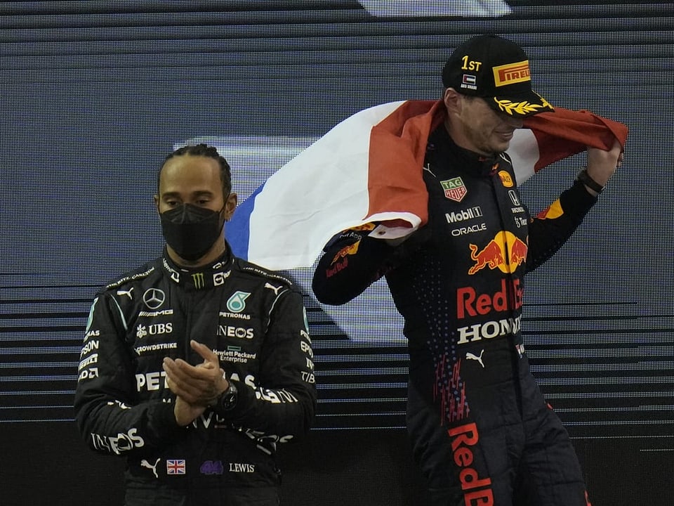 Fairer Verlierer Lewis Hamilton (links) hat gegenüber Max Verstappen das Nachsehen.