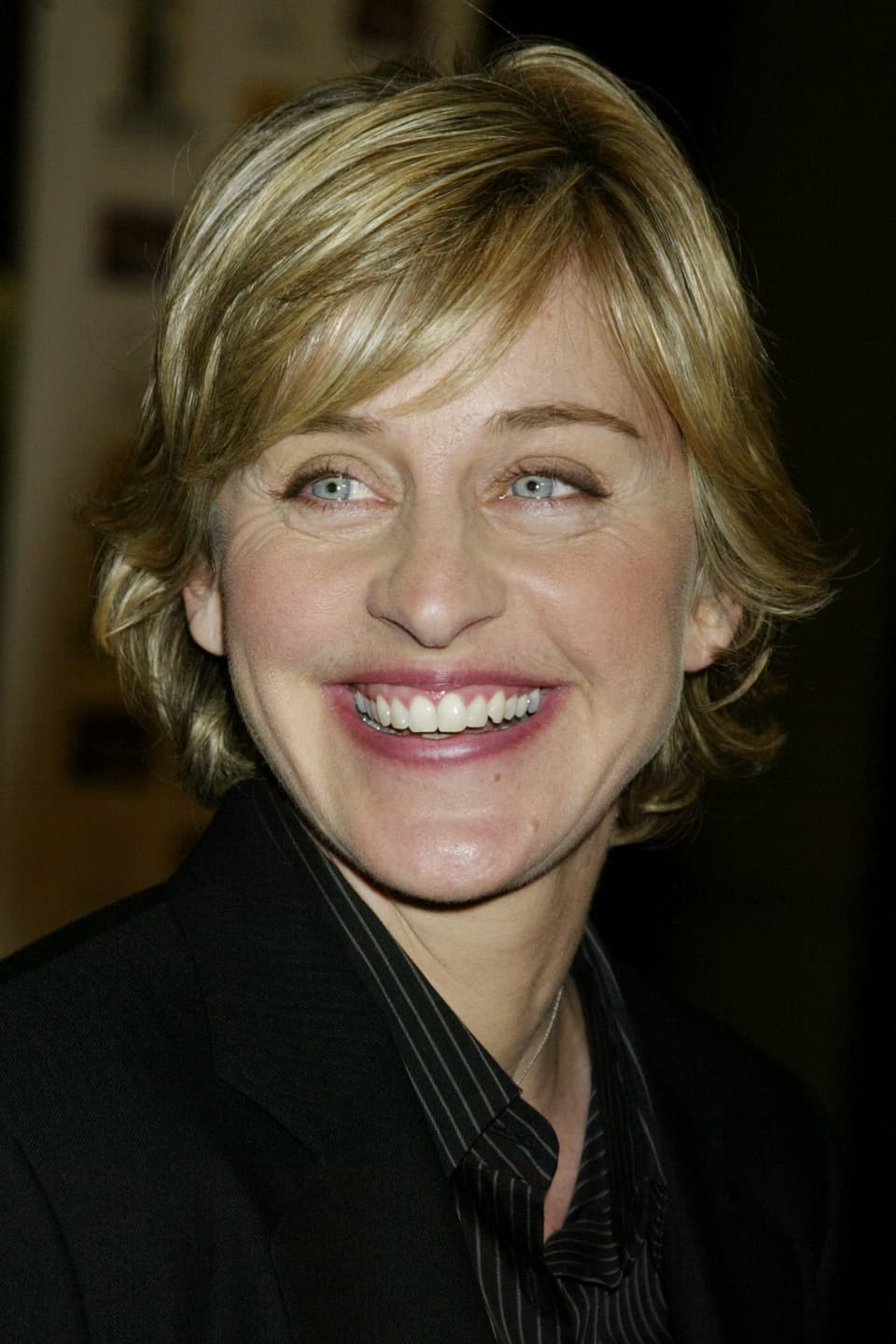 Nach dem Karrieren-Tief aufgrund ihres Outings als homosexuell startet Ellen DeGeneres 2003 mit ihrer eigenen Show durch.