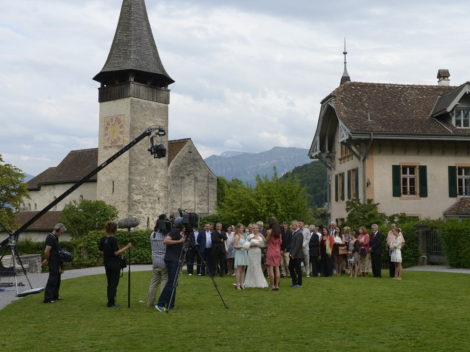 Kiki Maeder, das Brautpaar und alle Gäste feiern die Hochzeit vor der Kirche in Spiez.