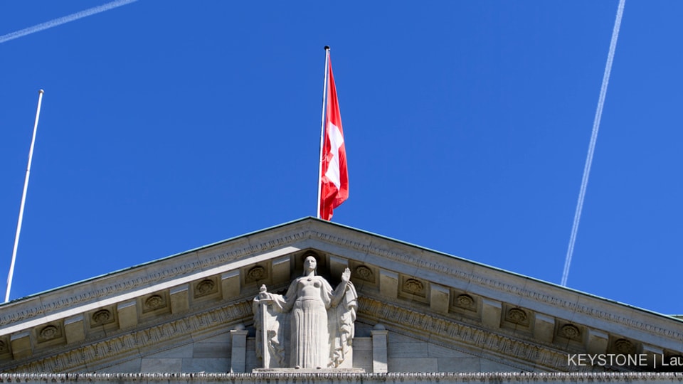 Statue der Justizia unter dem Dach des Bundesgerichtes