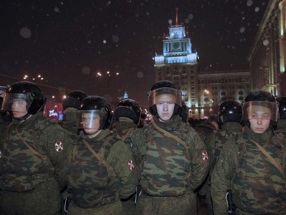 Polizisten sichern den Roten Platz in Moskau. (keystone)